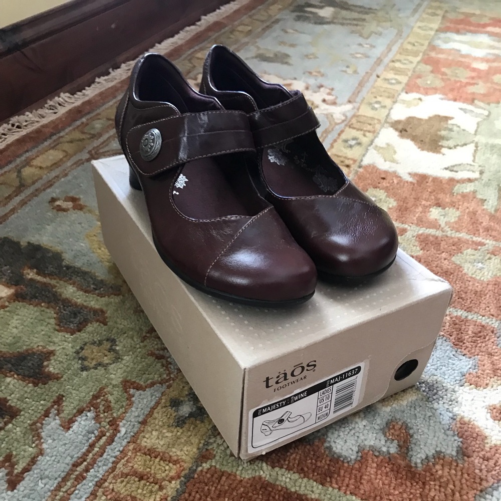 Taos Majesty Shoes NIB sz. 10